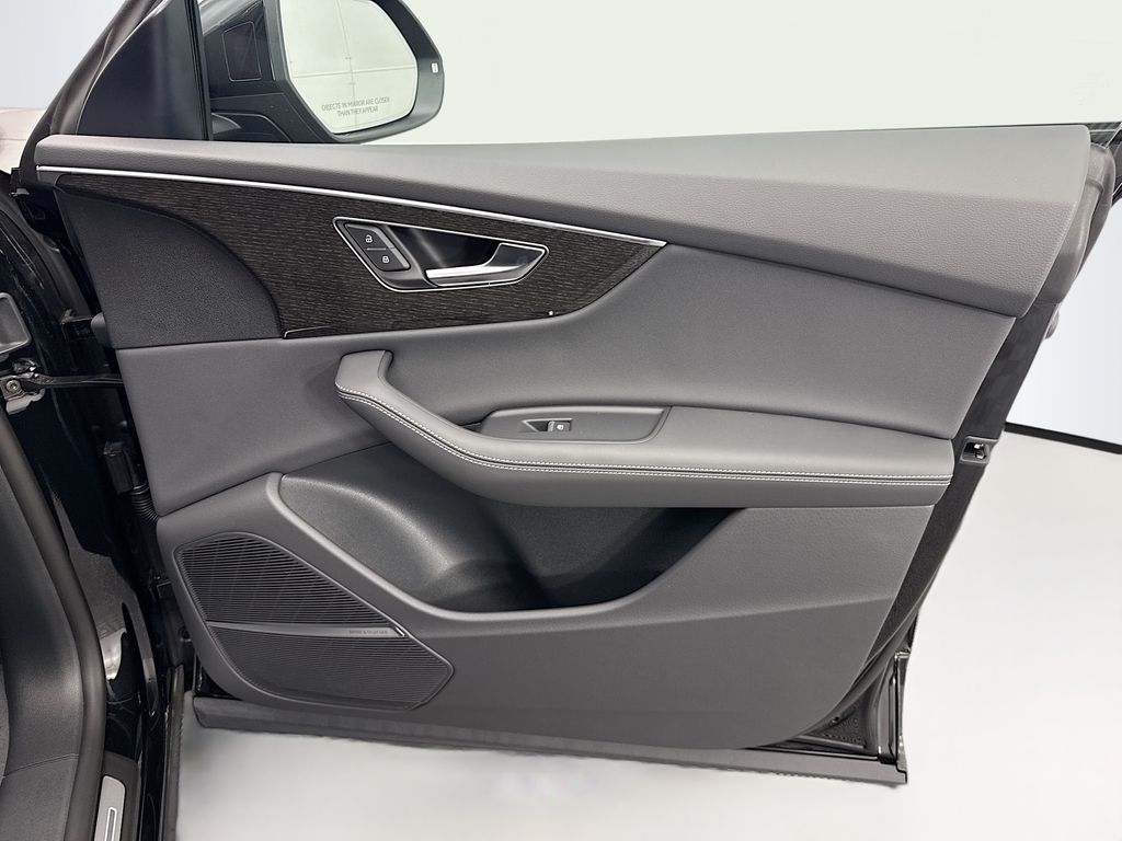 Thumbnail: 2026 Audi Q8 - 24
