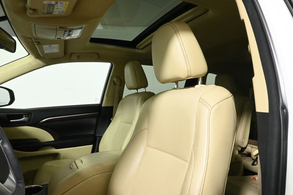 Thumbnail: 2016 Toyota Highlander - 16
