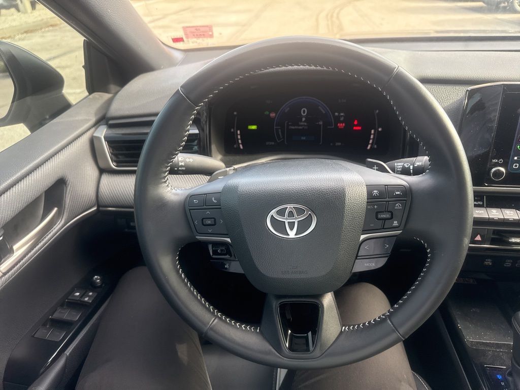 Used 2025  Toyota SE image 19