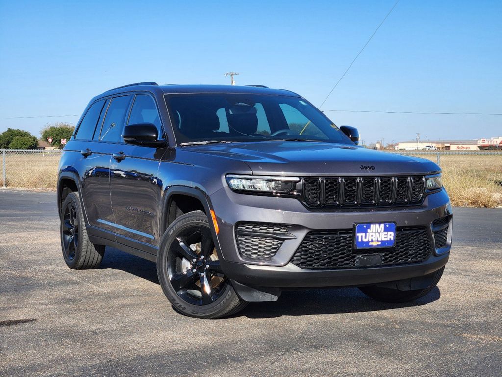 2023 Jeep Grand Cherokee Laredo 1