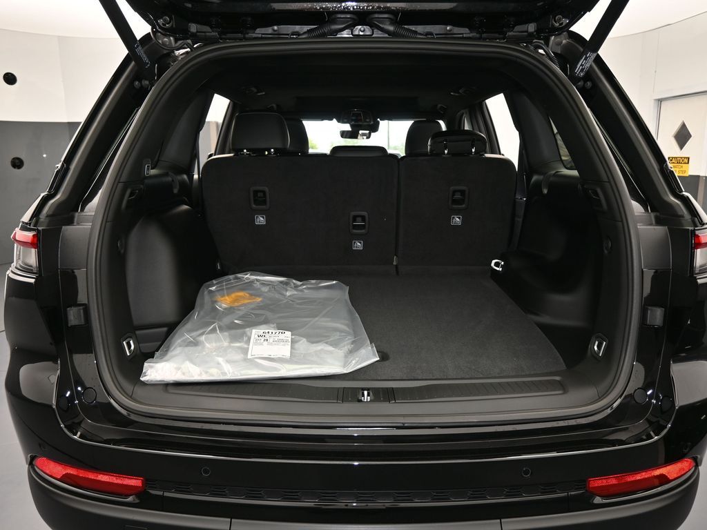 New 2025 Diamond Black Crystal Pearlcoat Jeep Laredo image 31