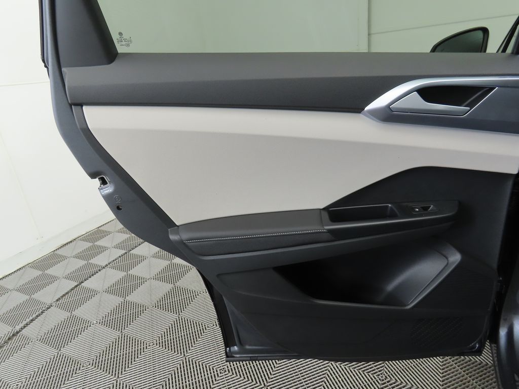 2025 Volkswagen Taos SE 27