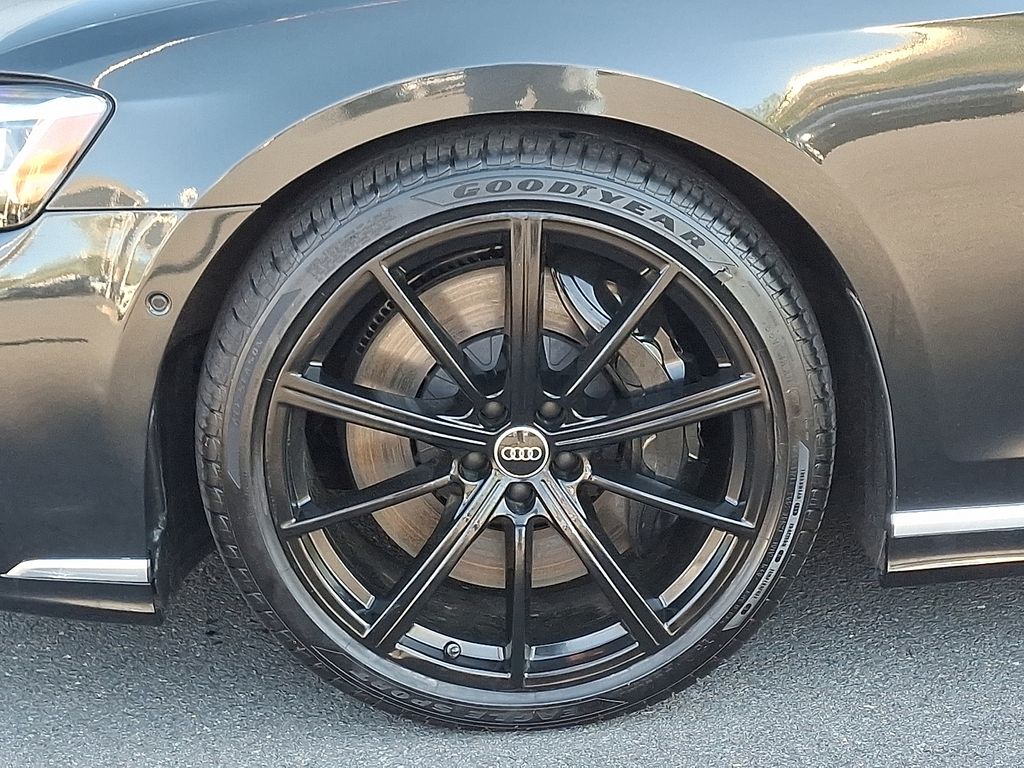 Thumbnail: 2023 Audi S8 - 8