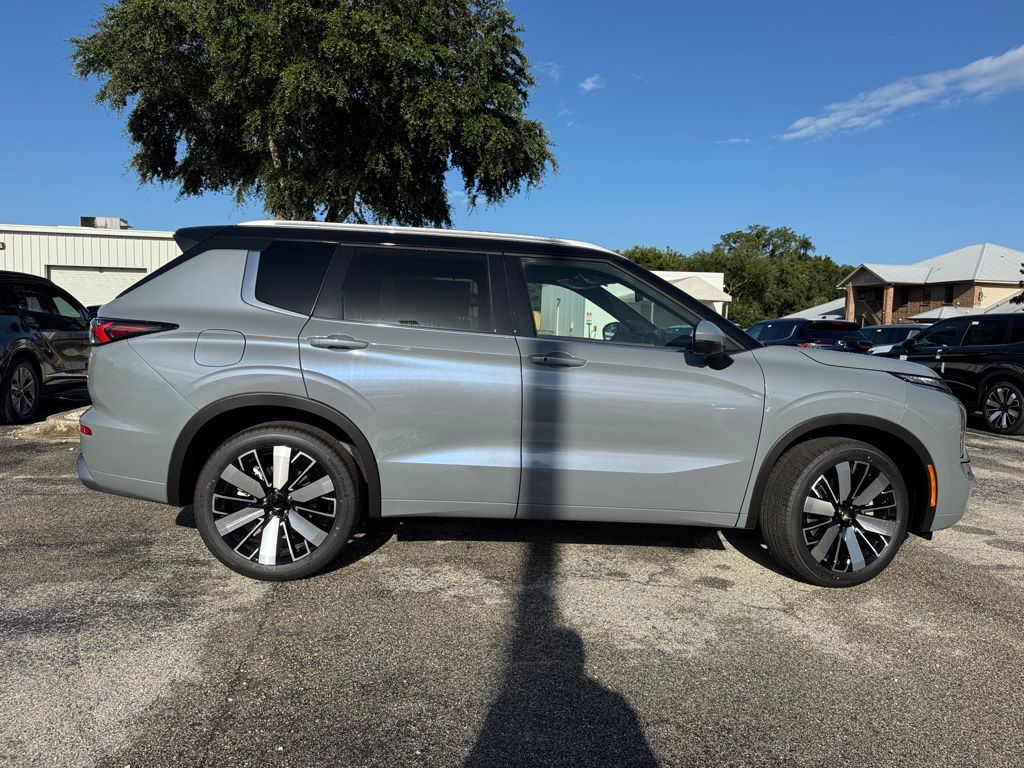 2025 Mitsubishi Outlander SEL photo 6