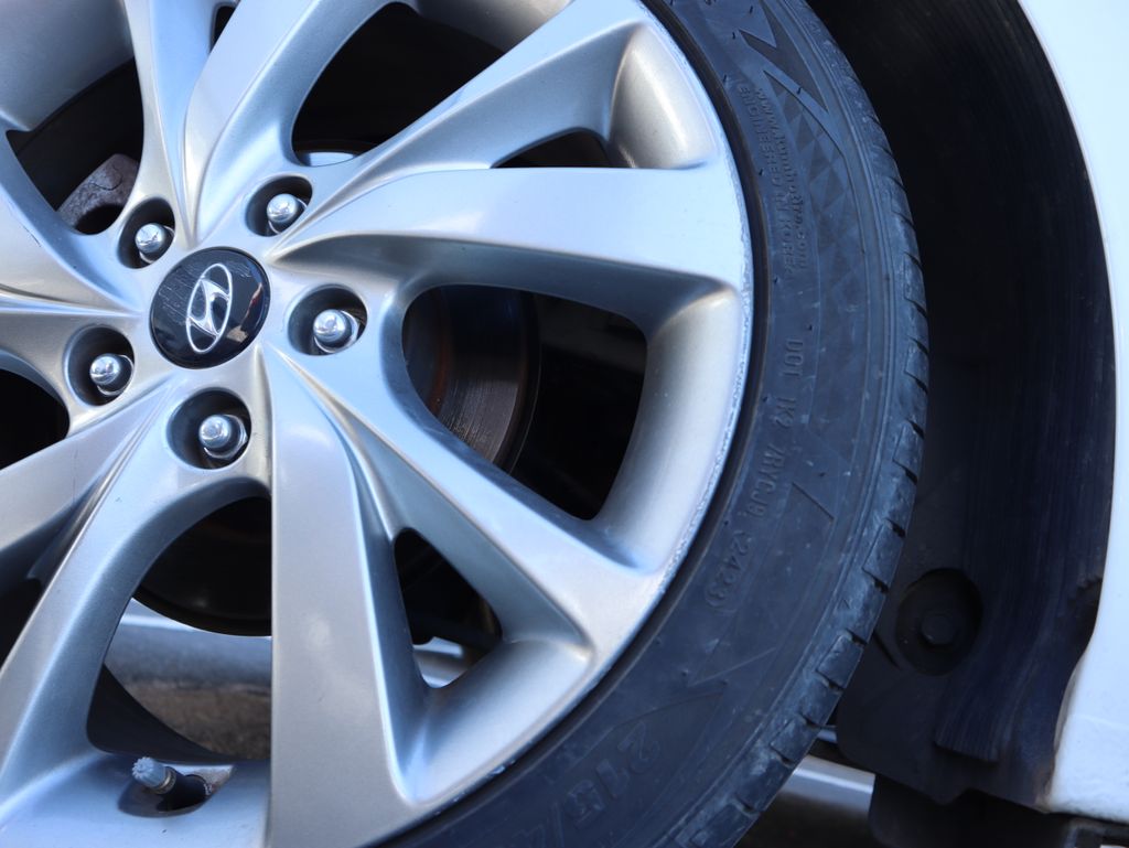 Thumbnail: 2016 Hyundai Veloster - 28