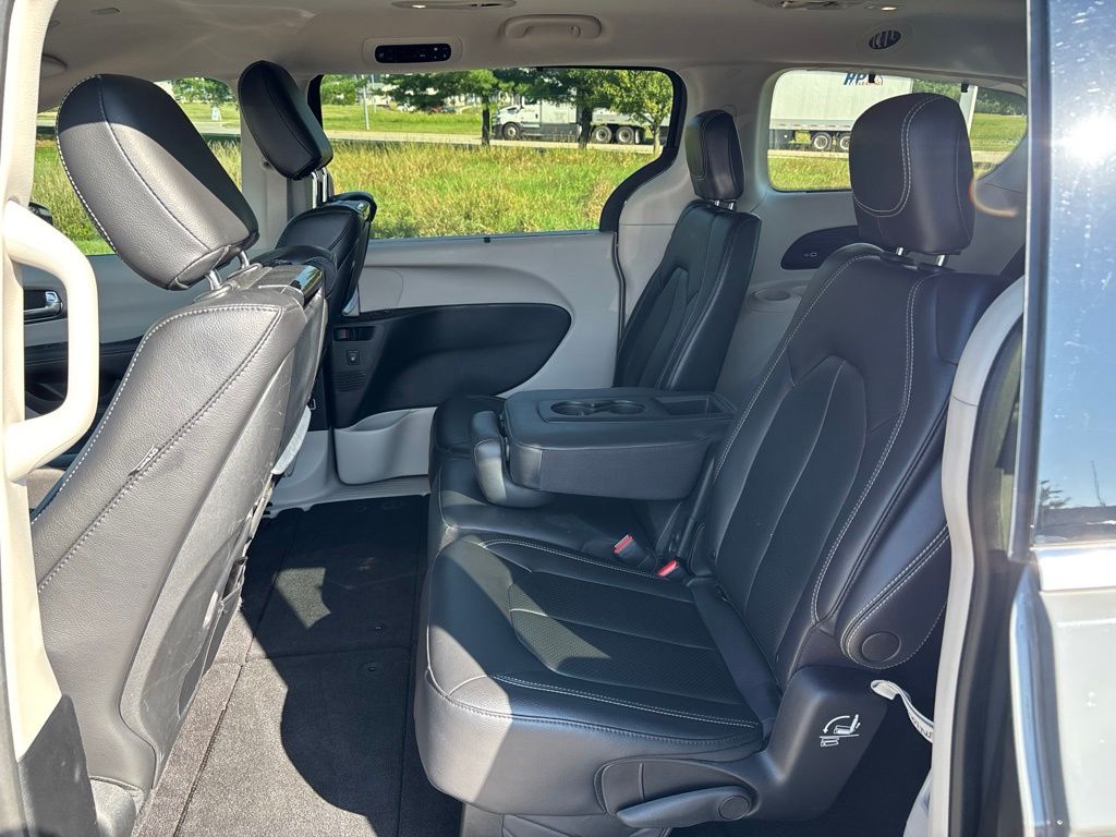 Used 2022 Chrysler Pacifica Van