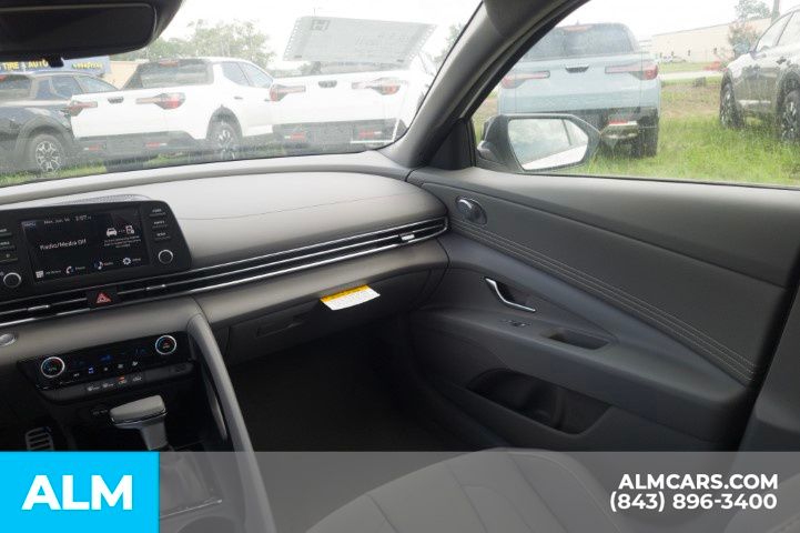 Used 2025 White Hyundai SEL Sport image 17
