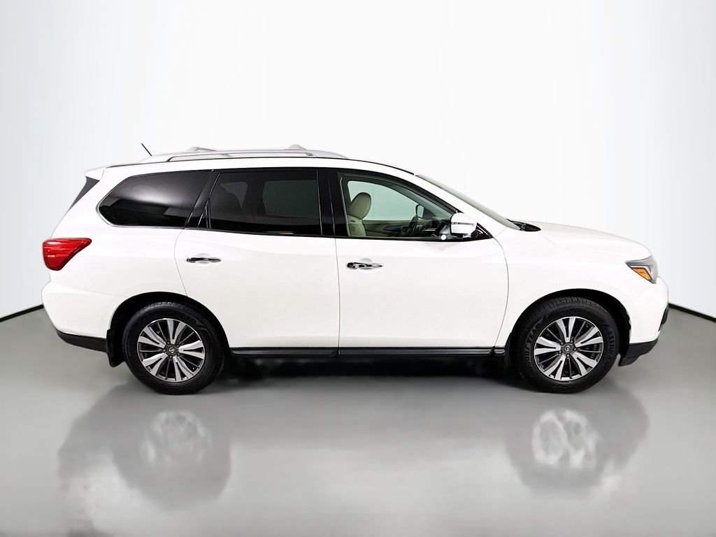 Thumbnail: 2017 Nissan Pathfinder - 4