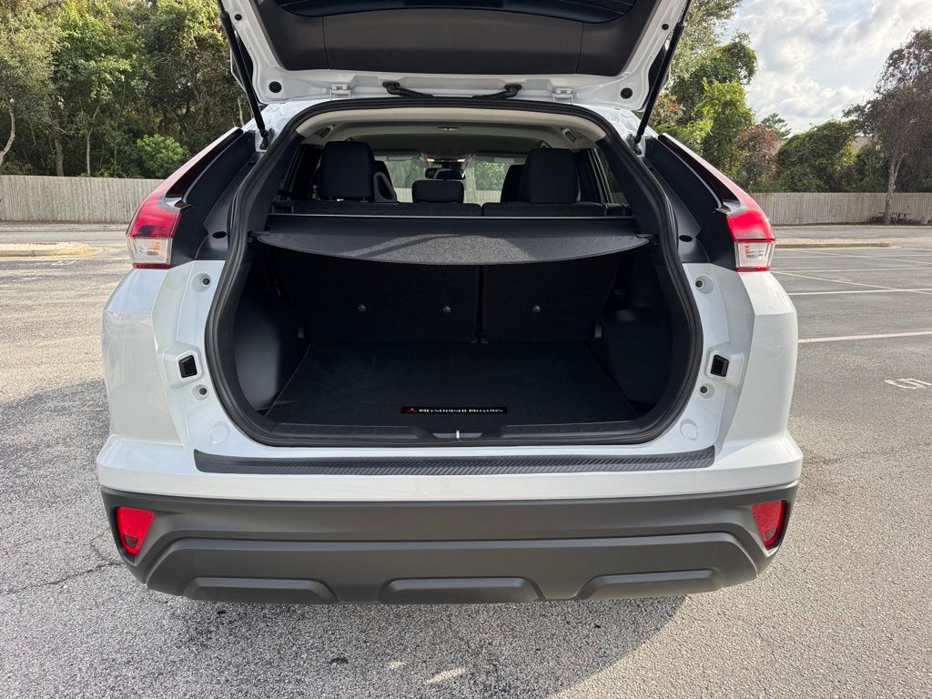 2025 Mitsubishi Eclipse Cross LE photo 11