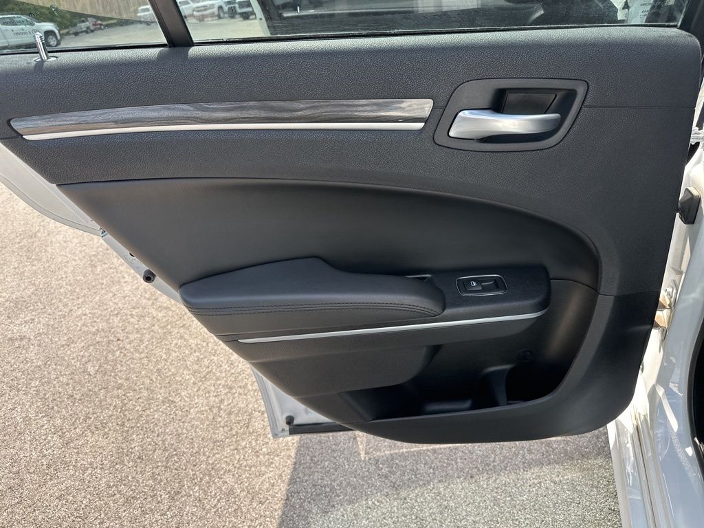 2021 Chrysler 300 Touring photo