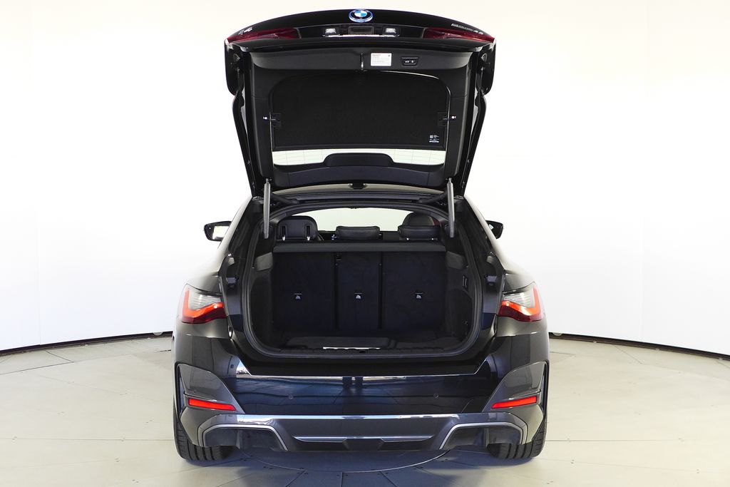 Thumbnail: 2022 BMW i4 - 10