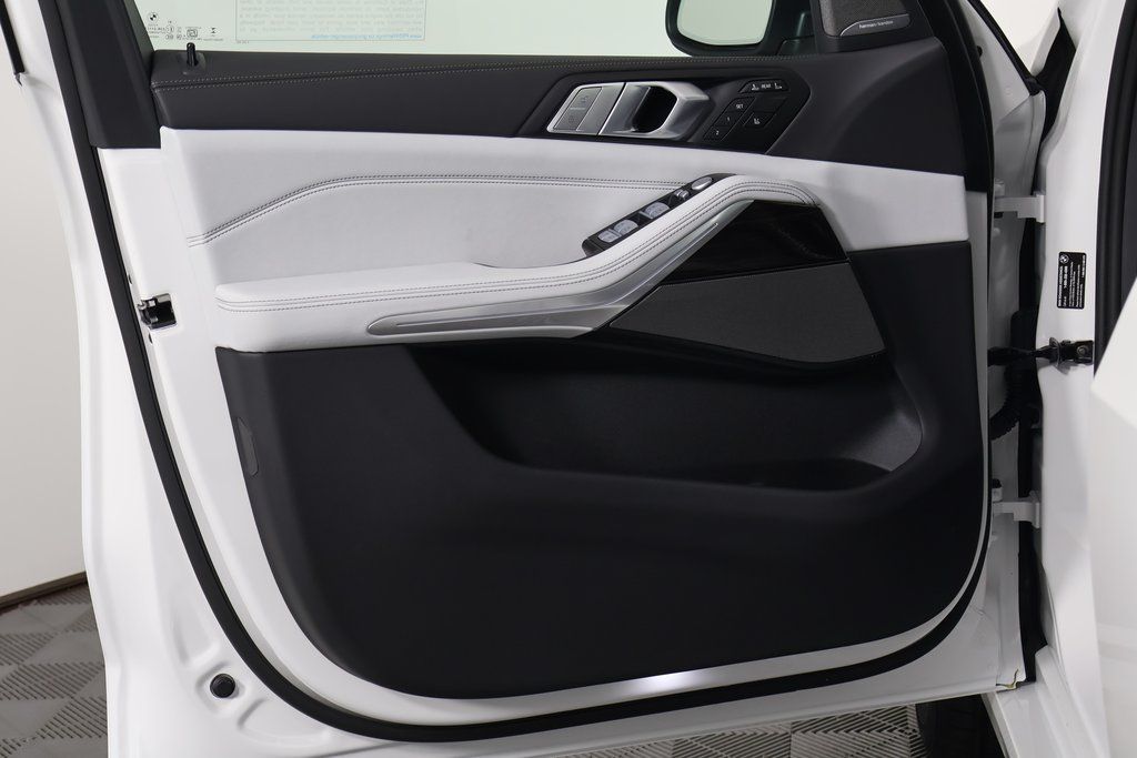 Thumbnail: 2026 BMW X7 - 8