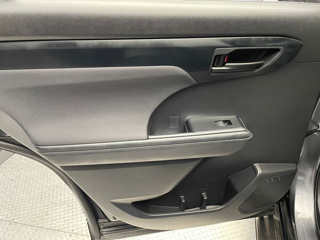 2023 Toyota Highlander XSE 32