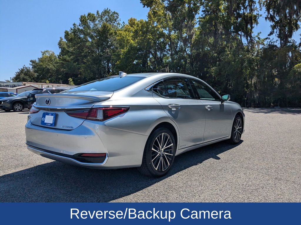2022 Lexus ES 300h 