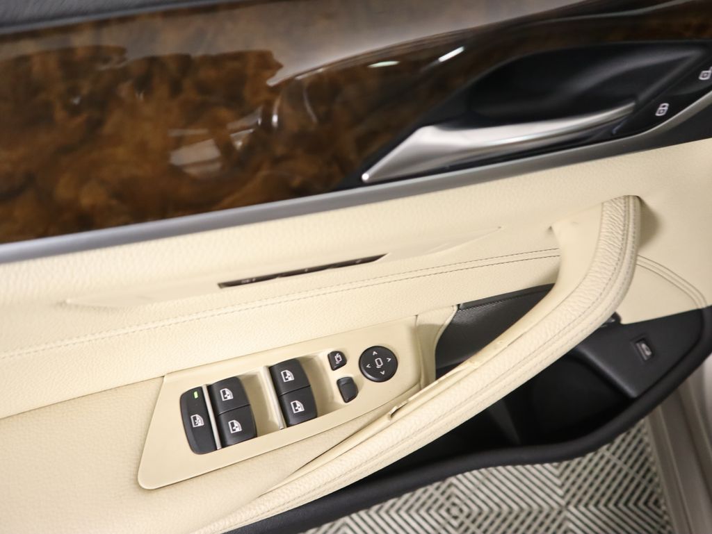 Thumbnail: 2017 BMW 5 Series - 24