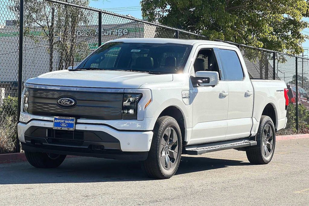 2022 Ford F-150 Lightning Lariat 10