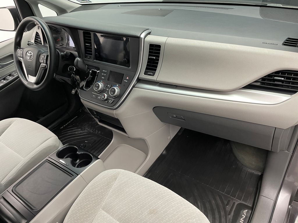 Thumbnail: 2017 Toyota Sienna - 16