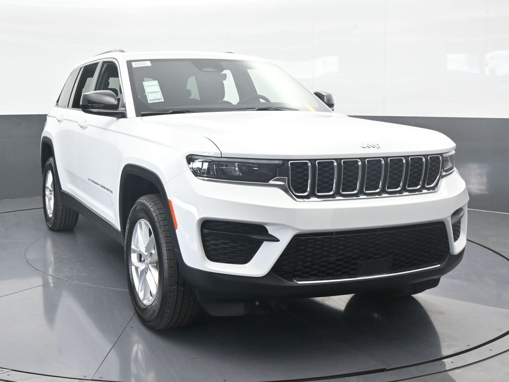New 2025 Bright White Clearcoat Jeep Laredo image 9