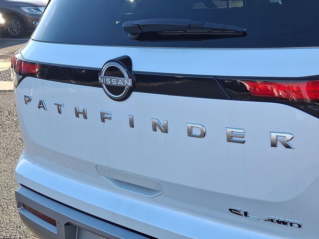2025 Nissan Pathfinder SL 11