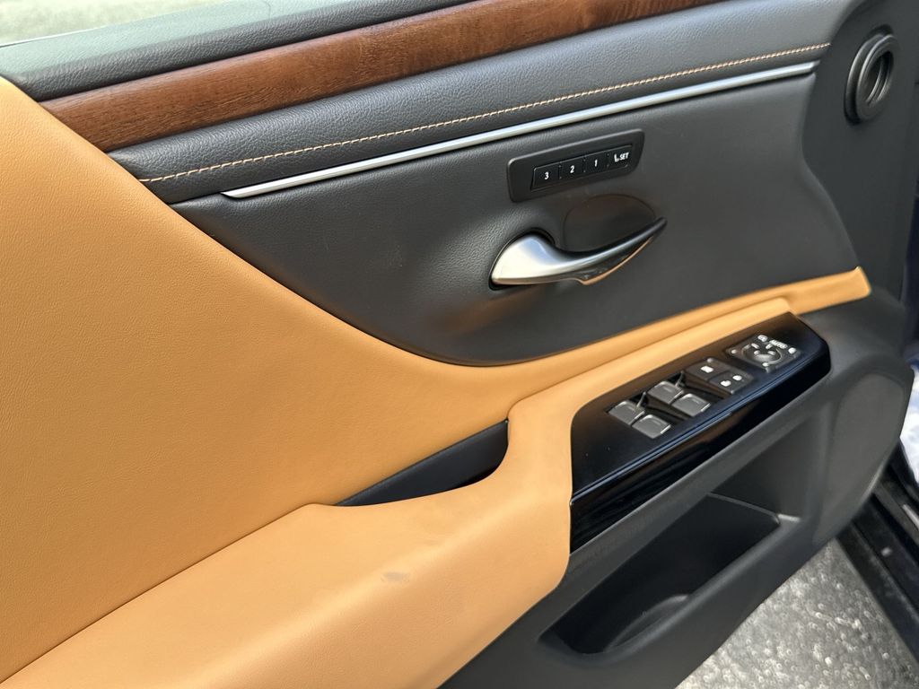 Thumbnail: 2025 Lexus ES - 29