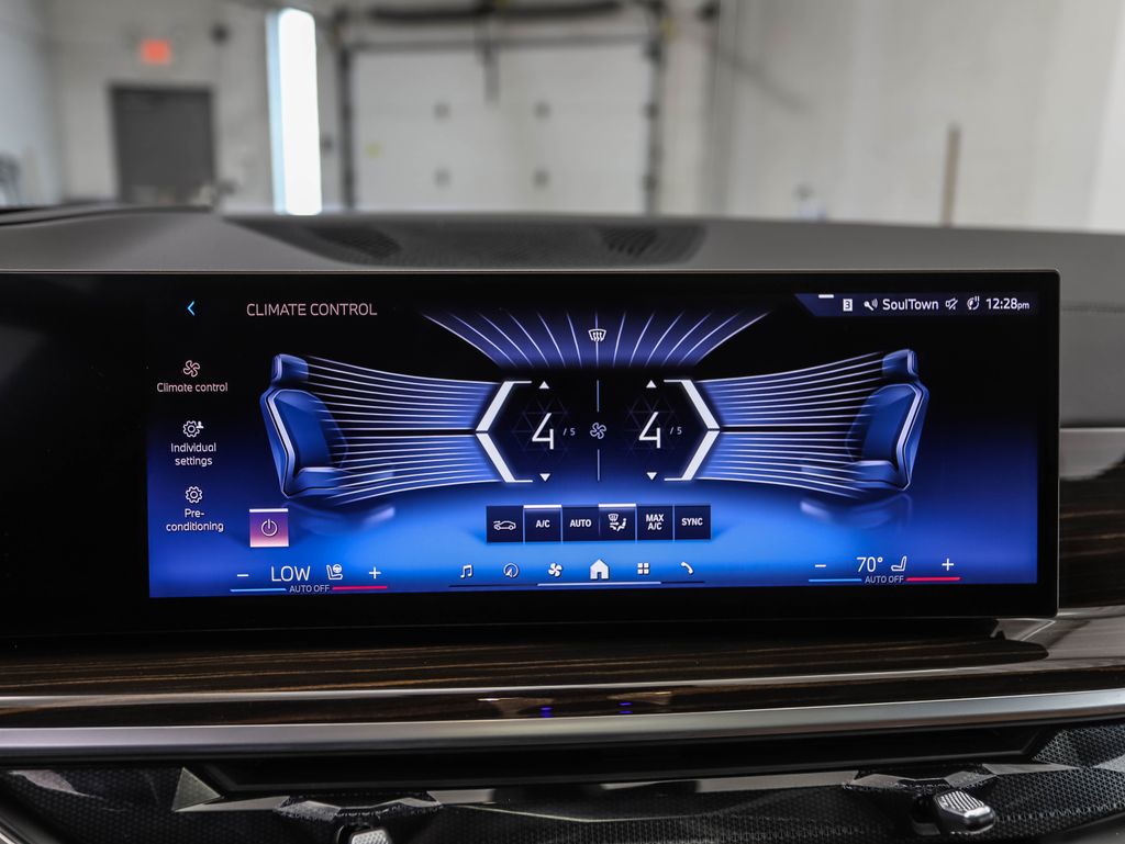 Thumbnail: 2026 BMW X7 - 18