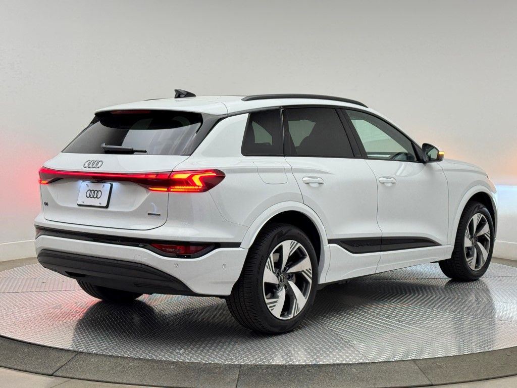 2025 Audi e-tron Premium 12