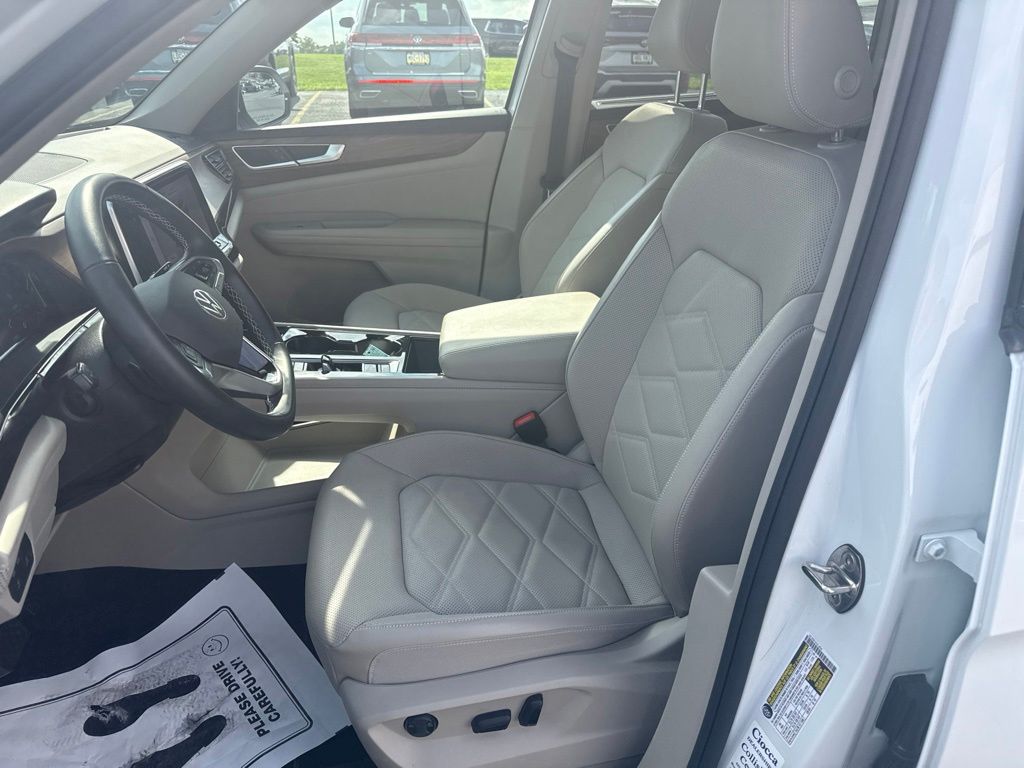 2024 Volkswagen Atlas 2.0T SE w/Technology White at South Hills CDJR