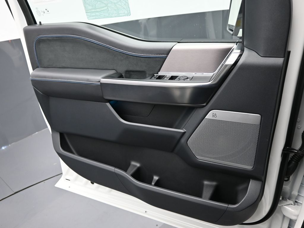 2025 Ford F-150 Platinum photo 13