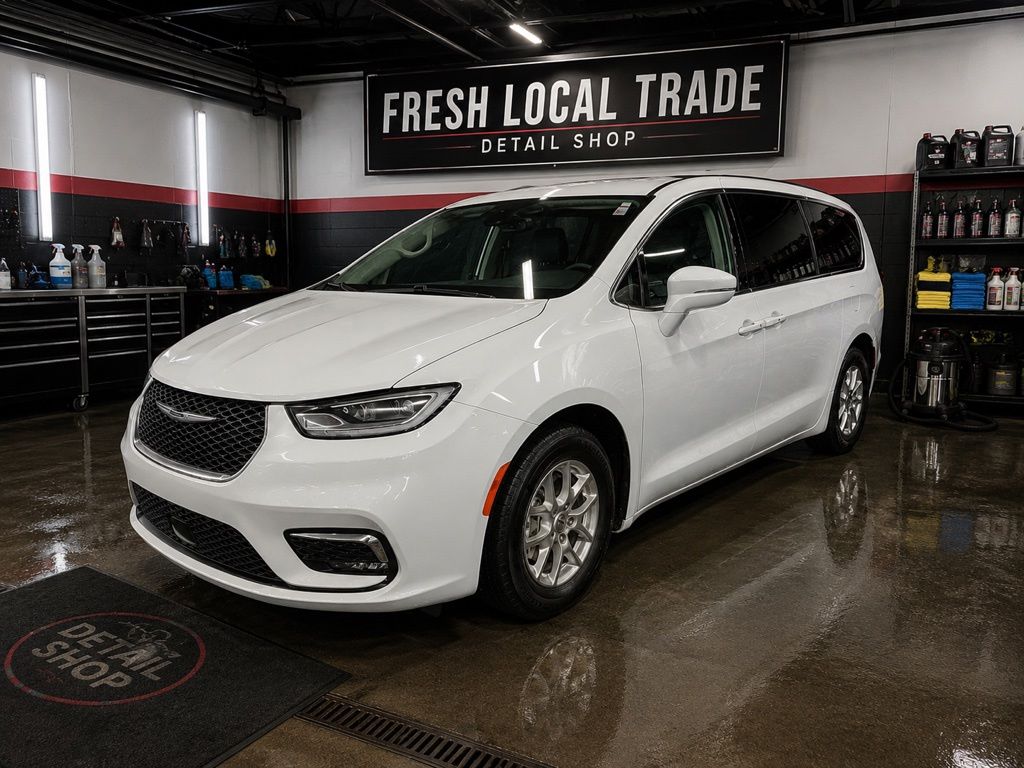 2022 Chrysler Pacifica Touring L's photo