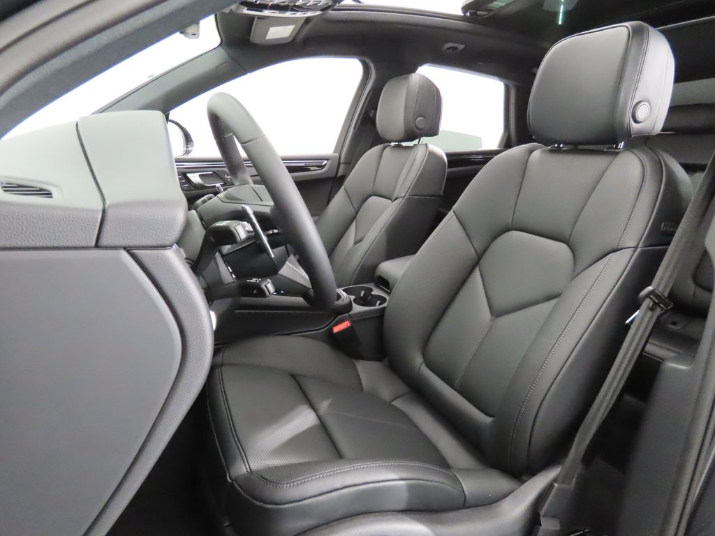 Thumbnail: 2026 Porsche Macan - 5