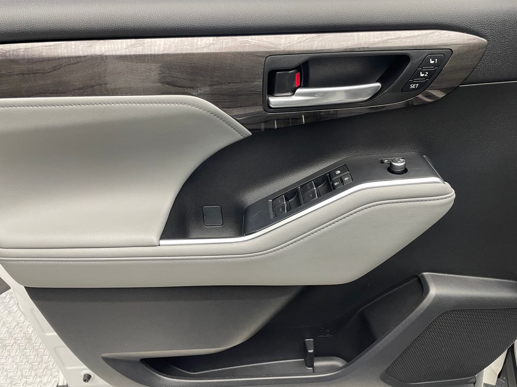 Thumbnail: 2023 Toyota Highlander - 9