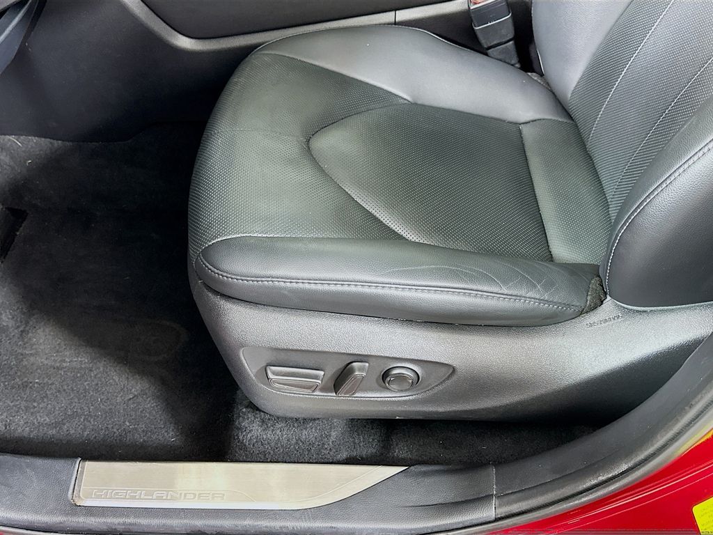 Thumbnail: 2021 Toyota Highlander - 20