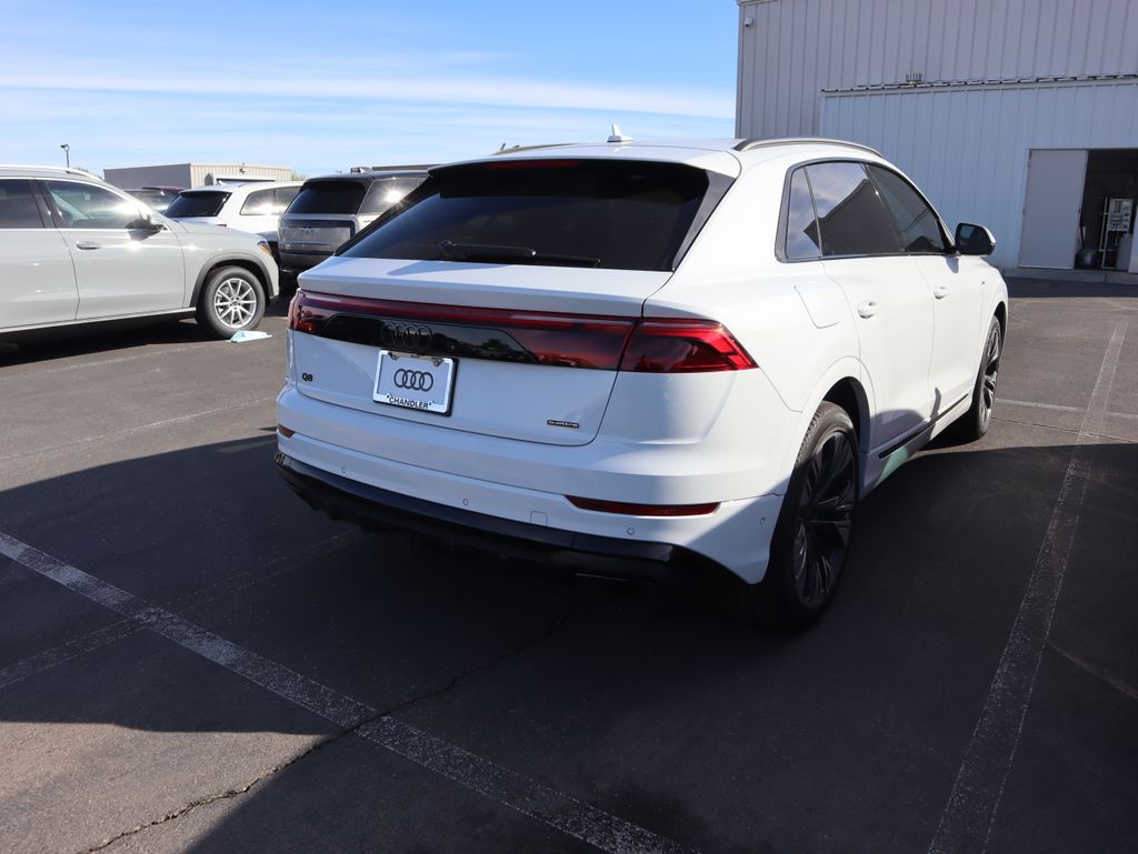 Thumbnail: 2025 Audi Q8 - 4