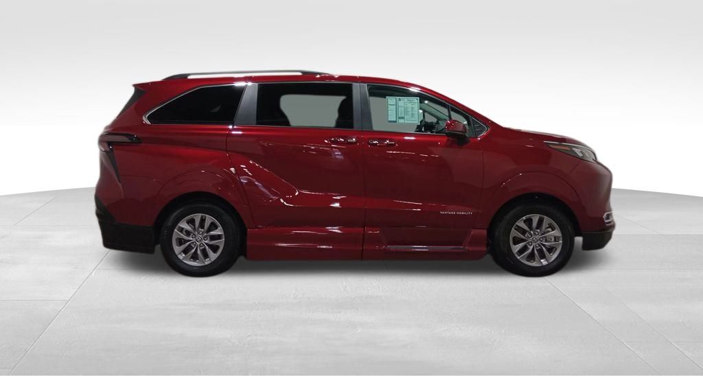 2024 Toyota Sienna XLE — Red — photo 7