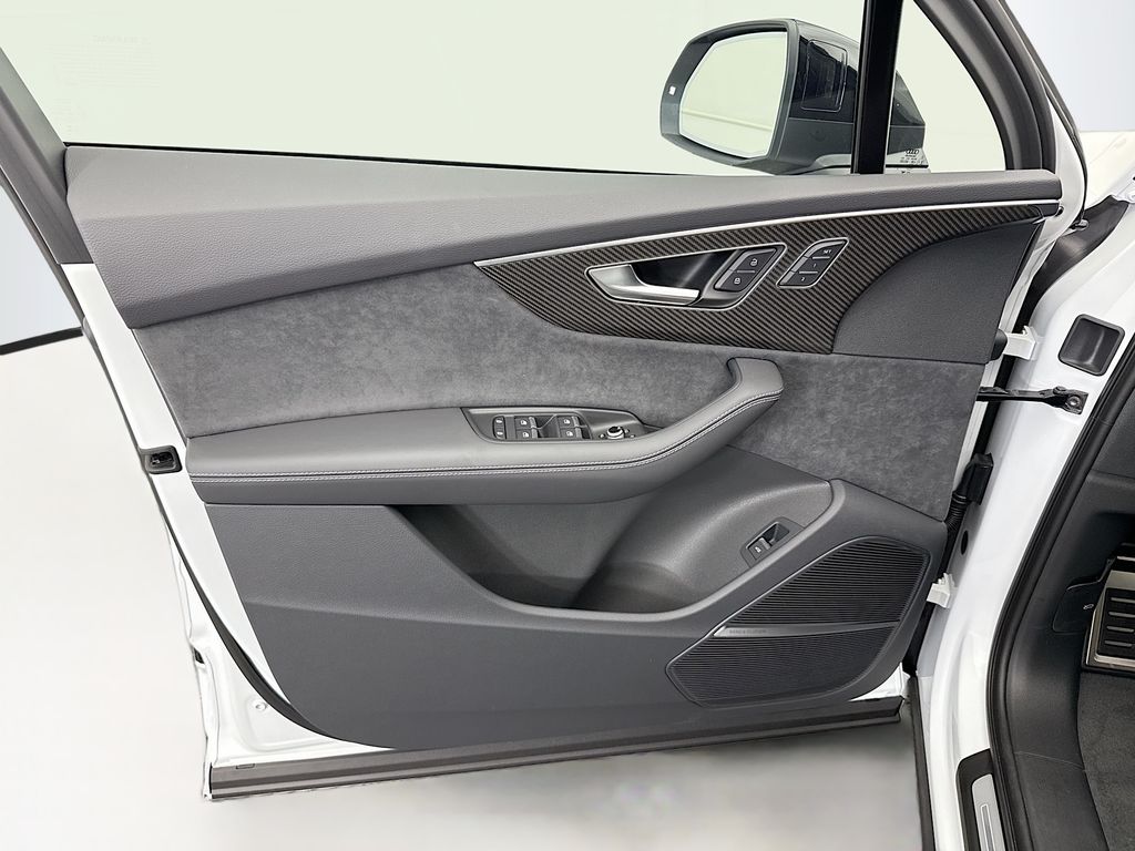 Thumbnail: 2026 Audi SQ7 - 25