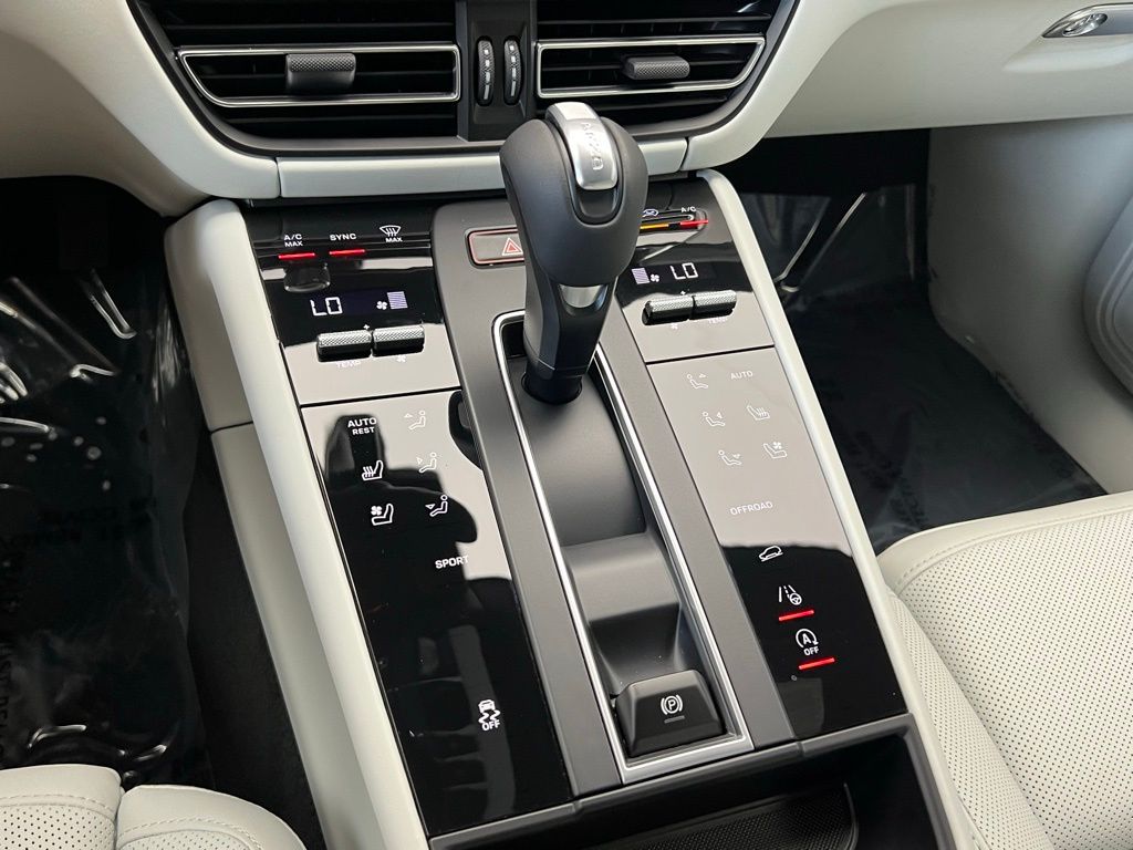 Thumbnail: 2025 Porsche Macan - 11