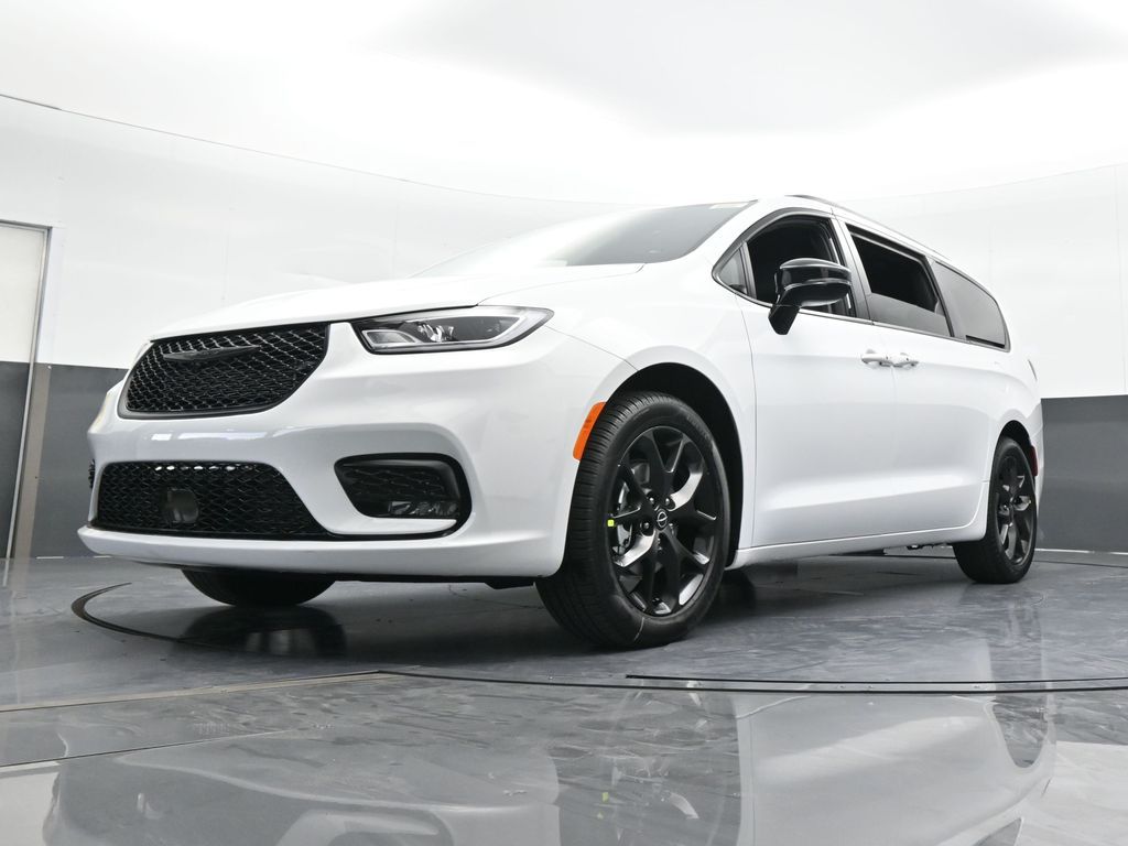 New 2026 Bright White Clearcoat Chrysler Select image 54