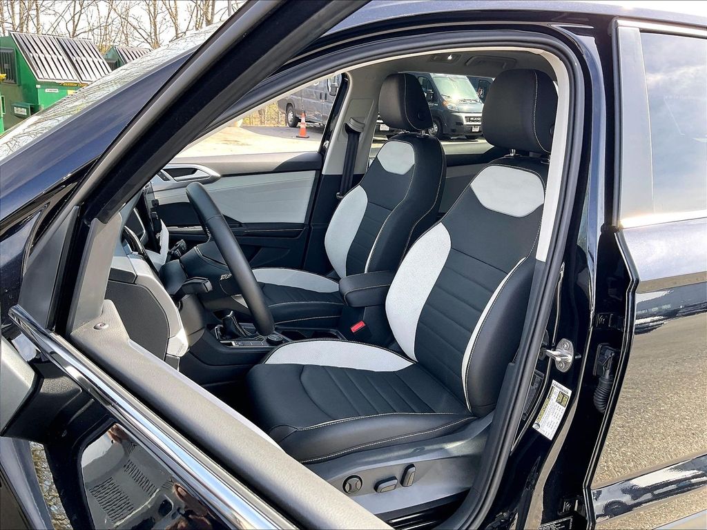 2025 Volkswagen Taos — photo 9