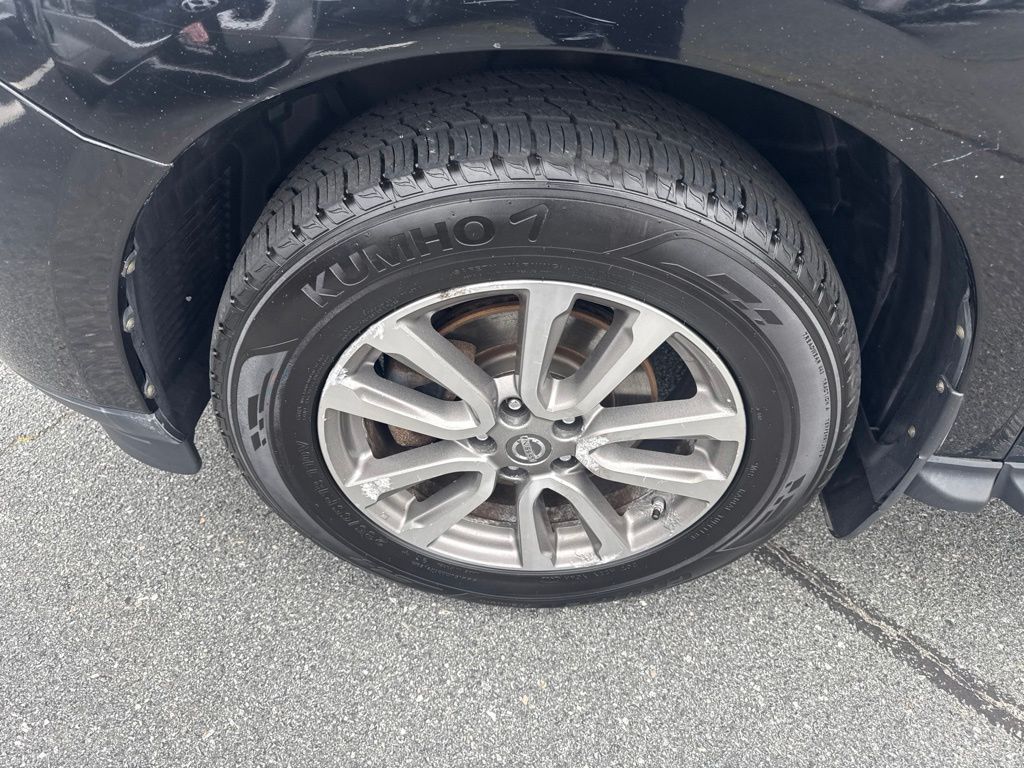 Used 2014 Black Nissan SL image 9