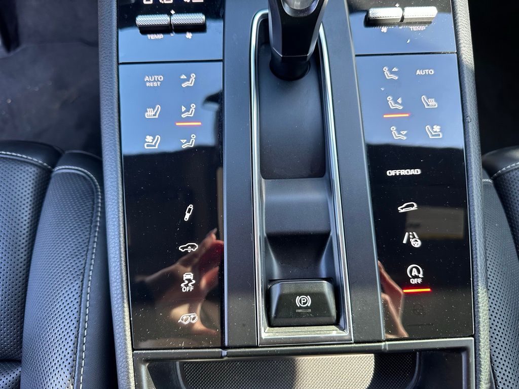 Thumbnail: 2023 Porsche Macan - 25