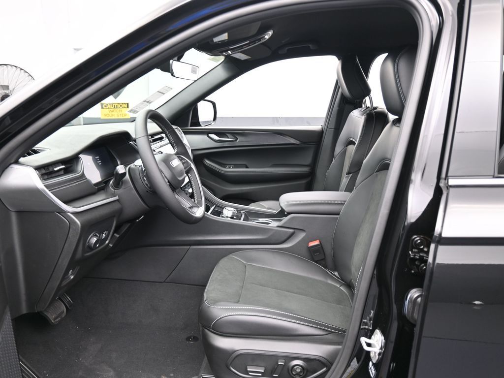 New 2025 Diamond Black Crystal Pearlcoat Jeep Altitude image 11