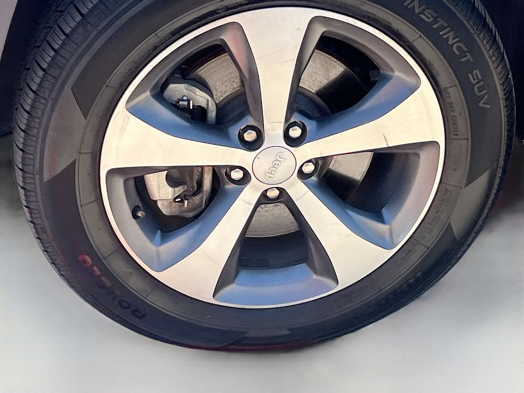 Used 2021 Silver Jeep Limited image 31