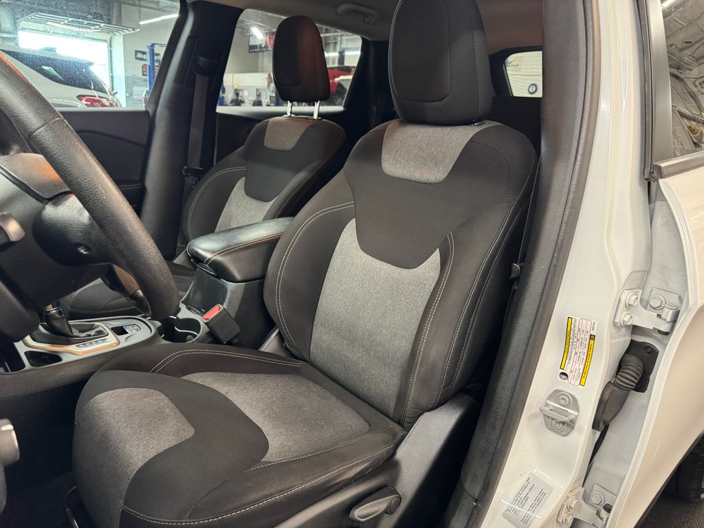 2016 Jeep Cherokee Sport
