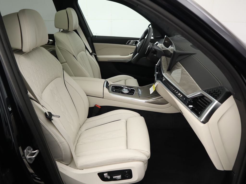 Thumbnail: 2026 BMW X7 - 21