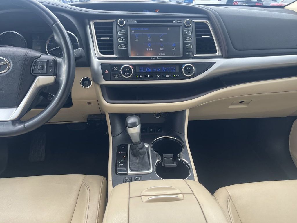 2015 Toyota Highlander XLE V6 16