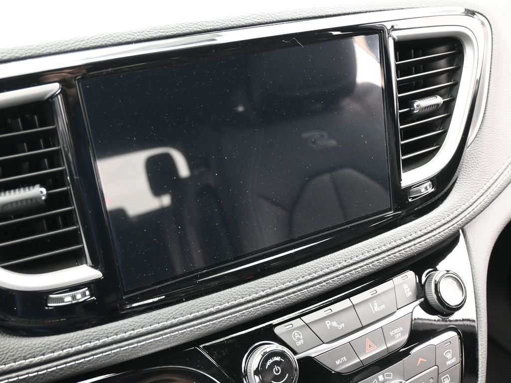 New 2026 Bright White Clearcoat Chrysler Select image 22