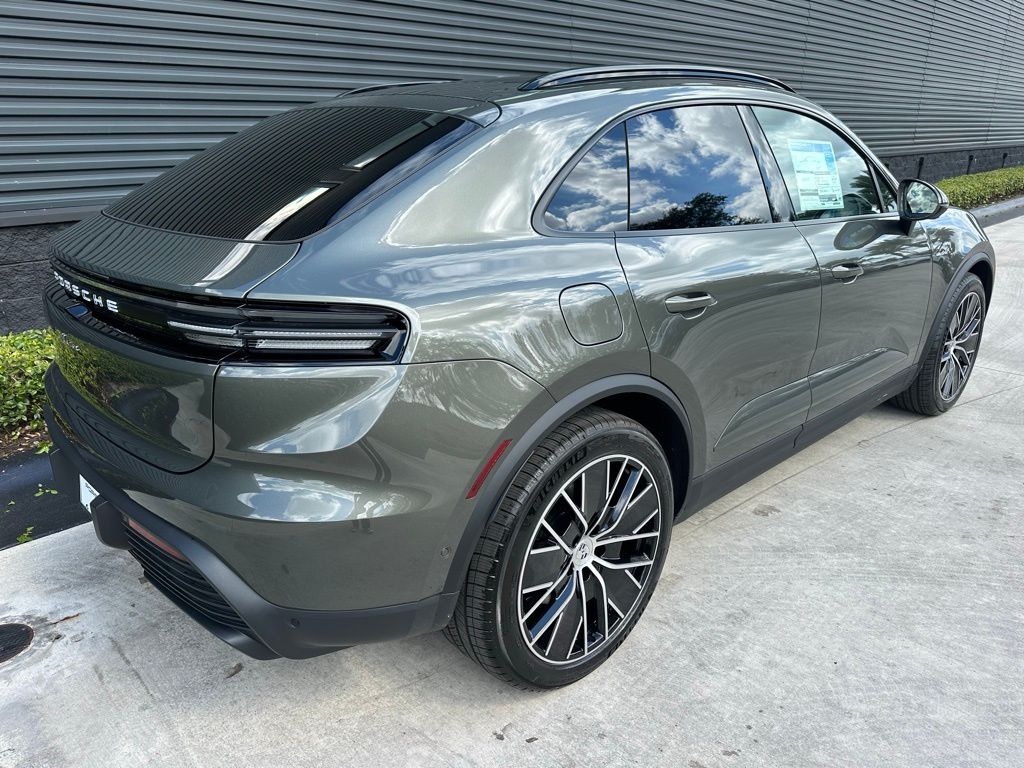 Thumbnail: 2026 Porsche Macan - 9