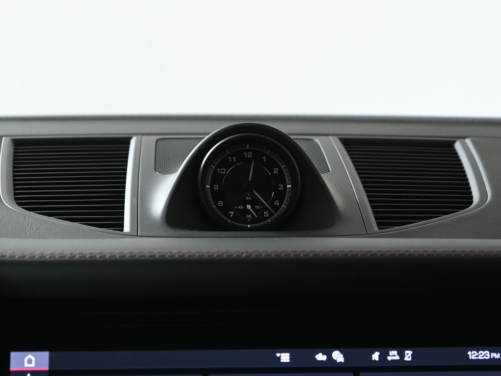 Thumbnail: 2026 Porsche Macan - 22