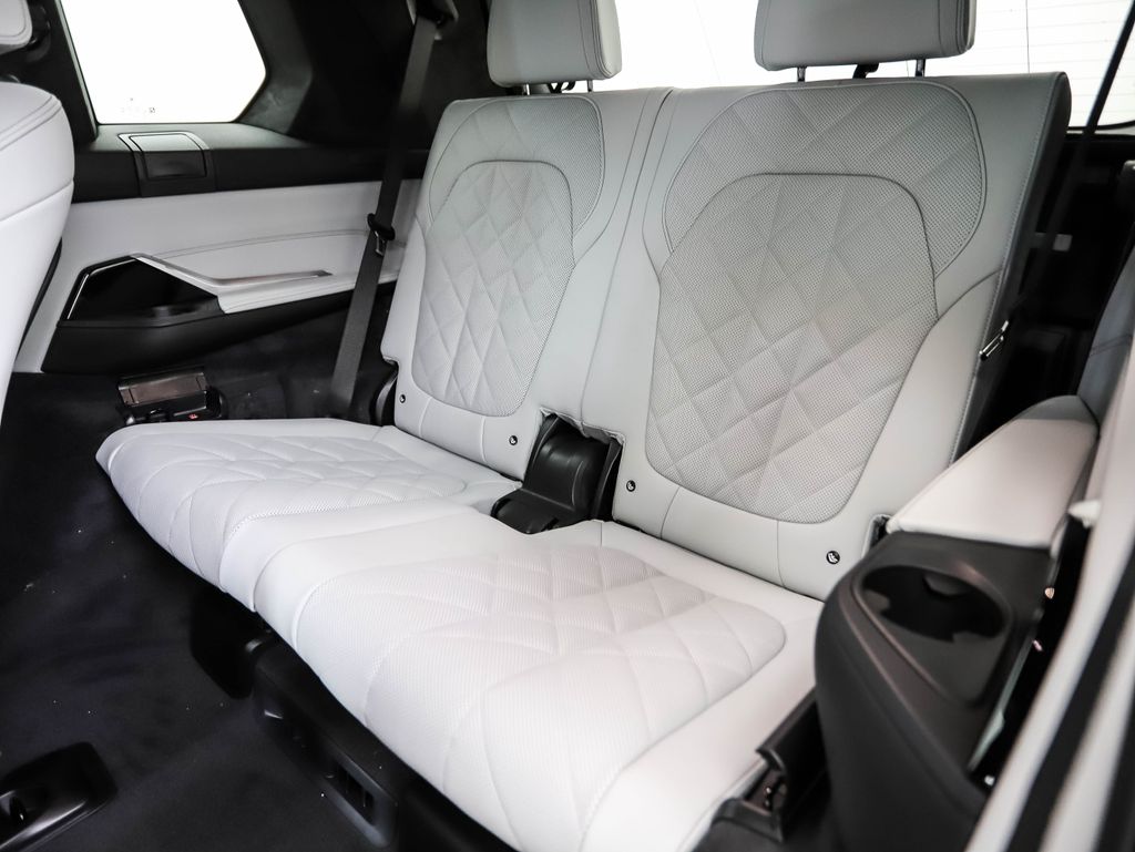 Thumbnail: 2026 BMW X7 - 23