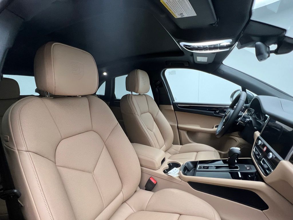 Thumbnail: 2026 Porsche Macan - 16